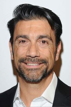 Chris Casamassa interpreta Vampire (uncredited)