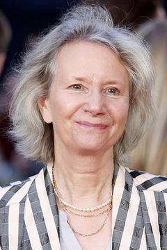 Eileen Davies interpreta Mrs. Mary Hay