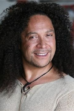 Hori Ahipene interpreta Overseer