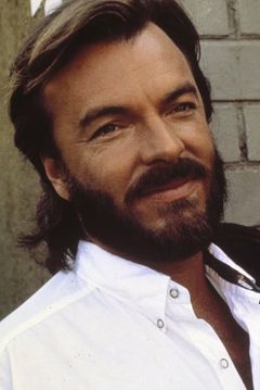 Edward Albert interpreta Barry Carlisle
