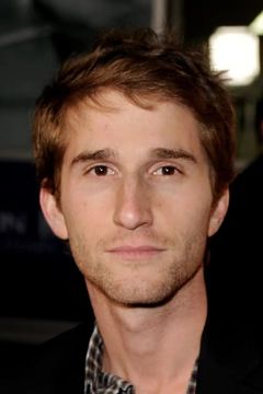 Max Winkler interpreta Boy in Bathroom