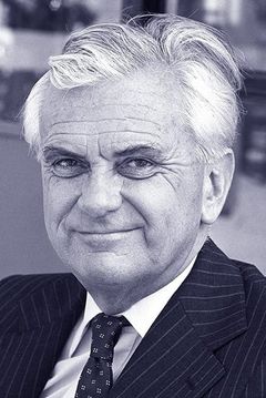 Kenneth Kendall interpreta BBC-12 Announcer