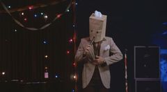 The Unknown Comic interpreta Actual Unknown Comic