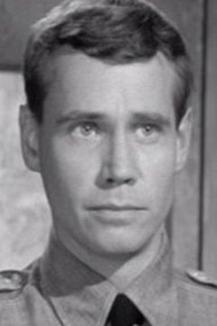 John Kelland interpreta Officer at Officer’s Club (Uncredited)