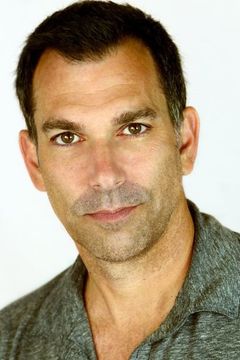 Robert Mammana interpreta Prison Guard John