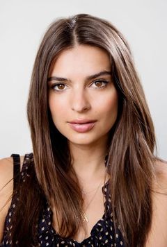 Emily Ratajkowski interpreta Sophie