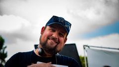 Eric Vespe interpreta Radio Host #1 (voice)