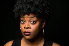 Rashawn Nadine Scott interpreta Agency Employee #9 (voice)