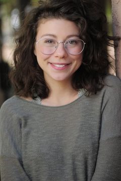 Allyson Cristofaro interpreta Alice