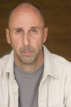 Bob Clendenin interpreta Shipyard Worker