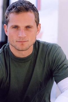 Josh Green interpreta Ellis