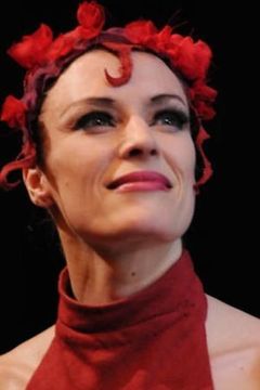 Kathryn Bradney interpreta Denise