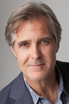 Henry Czerny interpreta Conrad Grayson