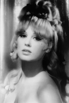 Mamie Van Doren interpreta Peggy DeFore