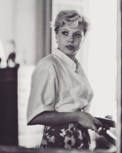 Samantha White interpreta Erika Leekes