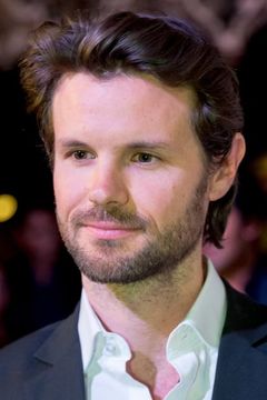 James Napier interpreta Dave