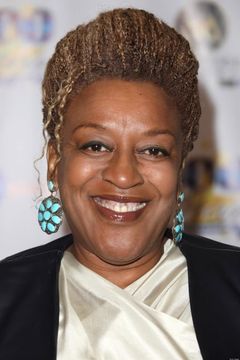 CCH Pounder interpreta Angela Hicks