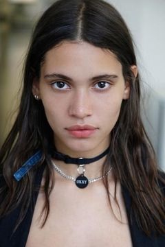 Kaya Wilkins interpreta Anja