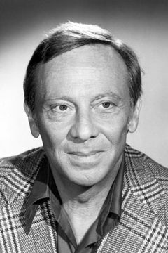 Norman Fell interpreta Captain Baker