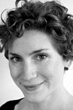 Flora Newbigin interpreta Arrietty 'Ett' Clock