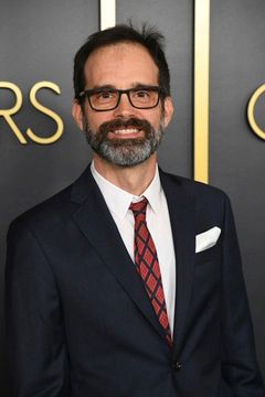 Andrew Buckland interpreta Sports Announcer (uncredited)