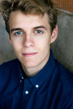 Matt Mitchell interpreta Young Russell Dewitt