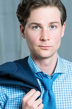 Devin Crittenden interpreta Blond