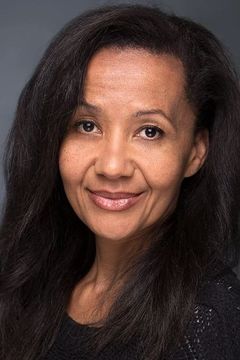 Paula Arundell interpreta Fussy Older Maidservant