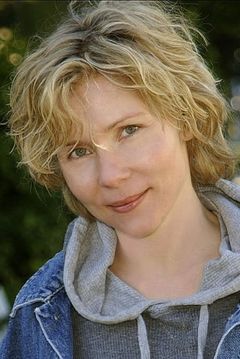 Patricia Netzer interpreta Brigett (Palace Maid)