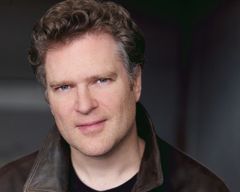 Ben Carlson interpreta Judge William Judson Halloway Jr.