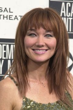 Lari White interpreta Bettina Peterson