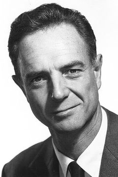Robert Flemyng interpreta Wing Cmdr. Willoughby