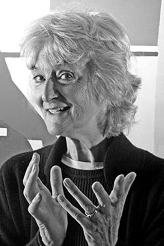 Caroline Blakiston interpreta Mrs. Quincy