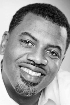 Gerald 'Slink' Johnson interpreta Warner Bros. Security Guard