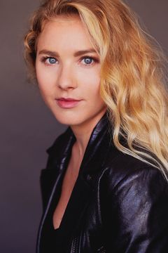 Brittany Oaks interpreta Rebecca