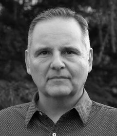 Richard Croxford interpreta Upper Floor Resident