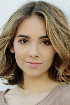 Haley Pullos interpreta Lilly