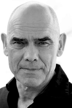 Peter Guinness interpreta Baron 1