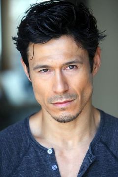 Eric Urbiztondo interpreta Sergeant Riley Rodriguez