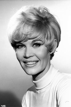 Dorothy Provine interpreta Minerva Bissel