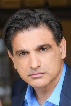 Frank Rossi interpreta Charlie