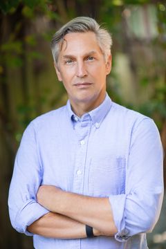 Graham Croft interpreta Elliot