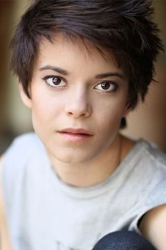 Emily Hinkler interpreta Dee