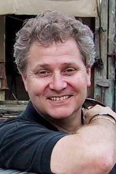 Gerry Robert Byrne interpreta Charlie