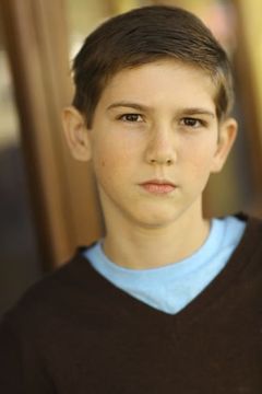 Kelton DuMont interpreta Glowing Eyes Boy