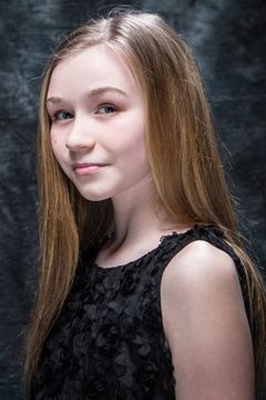 Lauren Kinsella interpreta Milly Moore