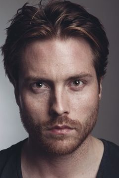 Jonas Fisch interpreta Adrian Bachman