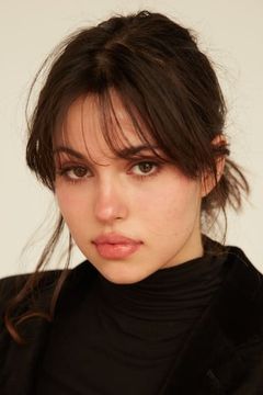 Cristina Kovani interpreta Gym Receptionist