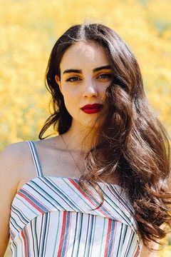 Veronica St. Clair interpreta Riley Velez