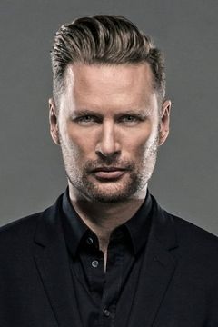 Brian Tyler interpreta Snow